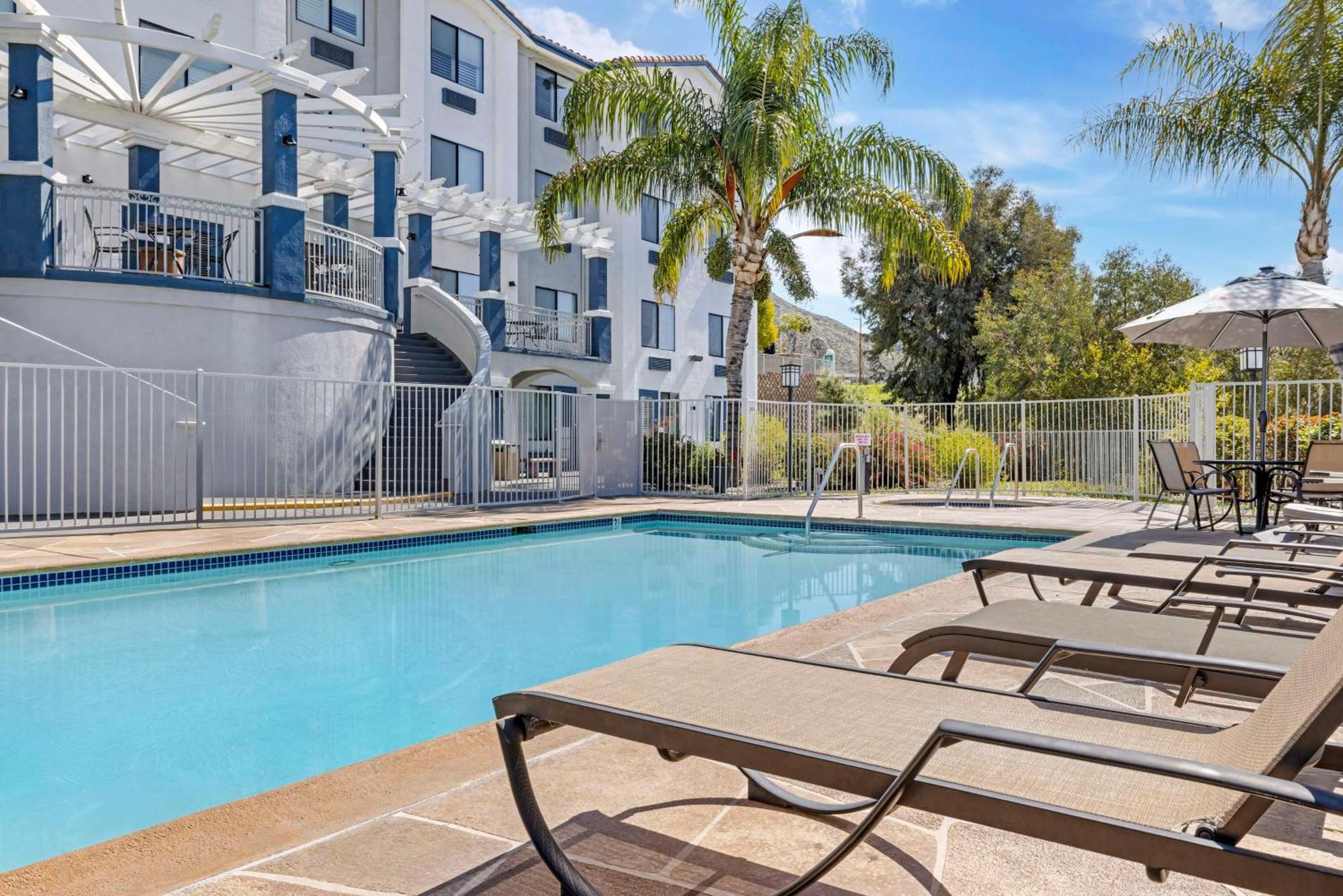 Best Western Plus Lake Elsinore Inn & Suites Eksteriør billede